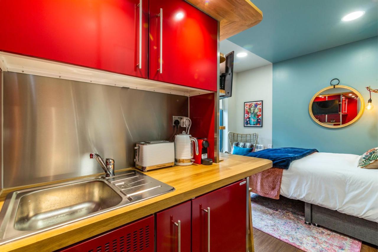 Romantic Getaway Studio Pods Close To City Centre With Free Wifi Дарби Екстериор снимка